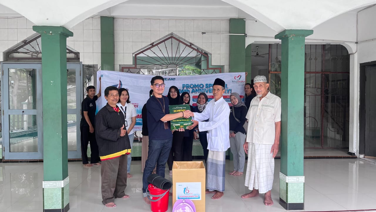 Menyambut HUT ke-16, Telkomedika Bersihkan 16 Masjid di Seluruh Regional Telkomedika
