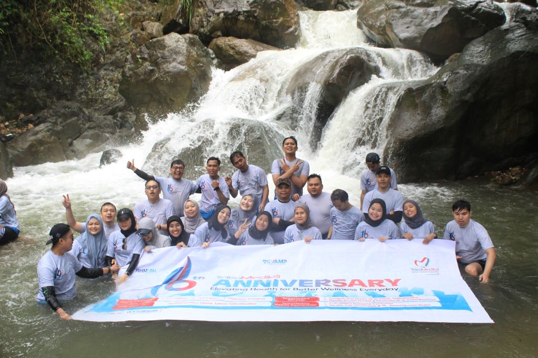 Rangkaian Perayaan HUT ke-16 Karyawan Telkomedika Trekking ke Leuwi Hejo